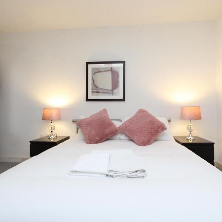 Spacious 1- Bedroom Apartment In E16 Londres Exterior foto